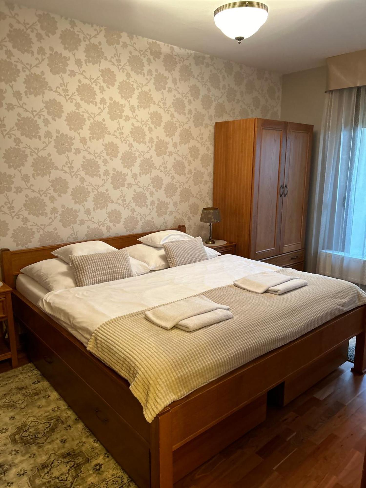 Danube Terrace Elegant With 2 Bedroom With Free Air Conditioner And Private Parking Budapest Luaran gambar